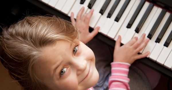 bambina suona pianoforte